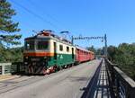 E 422 0003 als Os 28422 zu sehen am 15.08.26 in Bechyně. Mit viel Gl�ck das kein Auto auf der Br�cke Kam. Wer das Motiv kennt, wei� es k�nnen Fahrzeuge neben dem Zug fahren. Bei gr��ern Fahrzeugen w�re der Zug verdeckt. 