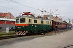 CSD E422 0003 (CD 100 003-3) am 25.August 2018 mit dem Os 28412 nach Bechyne im Bahnhof Tabor.