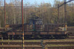 111 017-7, wie alle bisher vom Fotografen gesichteten Elektrorangierlokomotiven in einem äußerst ungepflegtem Lakzustand.31.10.2019 in Ceska Trebova, aus einem fahrendem Zug aufgnenommen.