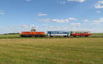 Die orange E426 0001 mit einem blau weißen und einem rot gelbem Beiwagen auf der Lokalbahn zwischen Bechyně nach Tábor am 04.07.2020 fährt durch die tolle südböhmische Landschaft.  