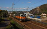 AWT Kohlezug mit der 121 038 auf dem Weg von Billina nach Prag. Bei Vanov mit der Burg Streckov im Hintergrund. Aufgenommen am 07.10.2019