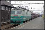 122 045 mit Güterzug fährt am 4.01.2019 in Bohumin am Bahnsteig 2 durch.