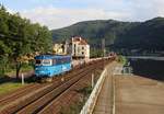 122 055-7 zusehen mit einem Mischer am 18.07.20 in Ústí nad Labem-Střekov.