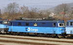 122 032-6 abgestellt in Ústí nad Labem. 26.03.2022 , 10:14 Uhr Teleblick.
Depo kolejových vozidel Ústí nad Labem

Bis Ende November 2007 war das Bahnbetriebswerk Ústí nad Labem ( DKV Ústí nad Labem ) eine von 8 regionalen Exekutiveinheiten des Typs DKV bei České dráhy as

Es hatte Betriebseinheiten in Liberec , Děčín und Chomutov und zwei Betriebszentren, Česká Lípa und Louny . Dazu gehörte auch der Betriebsstandort Tanvald . Die Betriebseinheit Liberec wurde am 1. Juli 2004 mit der Aufhebung des Schienenfahrzeugdepots Liberec auf die DKV Ústí nad Labem übertragen . Ab dem 1. Juli 2004 wurden die Betriebseinheiten Chomutov und Most sowie das Lovosice -Lokomotiv-Truppzentrum aus dem zerstörten Louny Rolling Stock Center hinzugefügt 

Der Transport von Kohle zu den Kraftwerken Mělník , Chvaletice und Opatovice und der Containertransport von Prag - Uhříněves nach Dresden waren wichtig für die Charakteristik der DKV Ústí nad Labem .

Im Jahr 2006 beschäftigte die DKV Ústí nad Labem rund 2.580 Mitarbeiter.

Im Zusammenhang mit der Gründung der Tochtergesellschaft ČD Cargo , die am 1. Dezember 2007 ein Drittel der Lokomotiven und alle Lastwagen der Tschechischen Bahn übernahm, erlosch die DKV Ústí nad Labem als Organisationseinheit der Tschechischen Bahn, einige Betriebe wurden an eine andere übertragen DKV. ČD Cargo gründete SOKV ( Fahrzeugreparaturzentrum ) Ústí nad Labem 
(aus Wikipedia)

