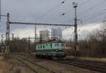 Die Retro E469 2001 (122 001) fuhr am 14.02.2026 in den Bahnhof Svetce ein um dann in Ledvice einen Kohlezug zu bespannen. Im Hintergrund ist das Kohlekraftwerk Ledvice bei Bilina zu sehen.  