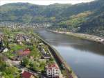 Ein Leerzug gezogen von einer BR 122 kommt am rechten Ufer der Elbe (Labe) in Richtung Aussig-Schreckenstein (Usti nad Labem Strekov) - 21.04.2007  