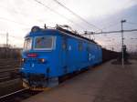 CD Cargo 122 028-4 mit Gterzug durchfhrt den Bahnhof Lysa nad Labem am 25.11.2012.