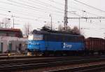 CD Cargo 122 051-6 mit Gterzug durchfhrt den Bahnhof Lysa nad Labem am 25.11.2012.