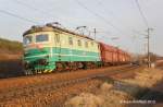 122 055 rauscht am 20.03.2013 mit einem Kohlezug bei Polepy gen Usti nad Labem-Strekov.