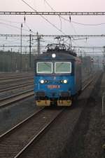 Endlich verschwinden Kopf und Kamera des vermutlich anderen Bahnfotografen und der Blick ist  frei auf die 122 023-5, welche hier vom Schnellzug Usti - Chleb überholt wird. 03.10.2014, 18:51 Uhr