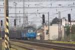 Beim Warten auf den Dampfzug kam in Neratovice diese schicke 122 029-2 mit Autozug vorbei, 25.04.2015, 12:09 Uhr