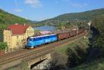 122 053 passes Brná nad Labem whilst hauling a southbound coal train along the east bank of the River Elbe, 29 April 2015