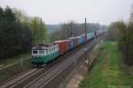 123 017 mit Containerzug am 29.04.2013 bei Kolín