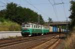 Zabori nad Labem am 21.8.2011: 121012 und 123027 mit einem Container Zug Richtung Kolin / Prag.