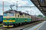 CD 130 027 zieht ein Stahlzug durch Ostrava hl.n.