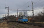 Ein Kohlezug mit Innofreight Containern fuhr aus Richtung Bilina am 14.02.2026 mit der 130 021 in Richtung Usti nad Labem. Mit Auf dem Bild zu erkennen das Kohlekraftwerk Ledvice 
