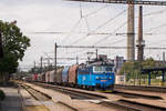 11. Juli 2019 in Nymburk: 130 021-9 durchfährt den Bahnhof mit einem schönen langen Mischer.