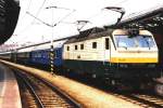 150 006-5 mit ihre bunte IC 106 Warszawa-Praha-Hlavni auf Bahnhof Praha-Hlavni am 8-5-1995.