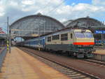 Die Lok 151 023 der Tschechischen Bahnen hat in Bohumin den EC 116  Praha  aus Warschau übernommen. Dreieinhalb Stunden später und 364 km weiter ist sie in Praha hl. n. angekommen. Angenehm war die Fahrt in den von den ÖBB übernommenen Waggons. Praha hl. n. 6. Sept. 2017.