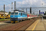 151 007-2 rauscht in den Bahnhof Kolín (CZ) herein.

🧰 ČD | ZSSK
🚝 EC 142  Ostravan  Žilina (SK)–Praha hl.n. (CZ) [+30]
🕓 24.8.2022 | 15:40 Uhr