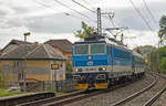 Die Schnellzug-Leistungen auf der KBS 090 zwischen Prag und Decin werden in der Regel von den Gleichstrommaschinen 162/163 erbracht, am 10.10.2017 war das 162 037 vor dem R 686 von Praha Masarykovo