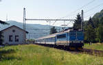 162 013 passiert mit dem R 690 nach Decin am 12.06.19 den Bahnhof Dobkovice.