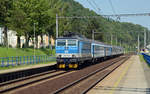 Mit dem R 683 nach Praha rollte 162 013 am 12.06.19 durch Dobkovice Richtung Usti nad Labem.