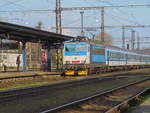 CD Lok 162 046 fährt mit dem Schnellzug Strekov Praha - Usti nad Labem in Kralupy nad Vltavou ein. Die Bahnanlagen befinden sich hier bis heute - Januar 2020 - noch in einem ursprünglichen Zustand. Kralupy nad Vltavou, 24. März 2016.