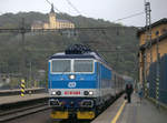 162 077-2 mit dem Schnellzug aus Richtung Chomutov kommend , ist in Usti nad laben hl.n. einglaufen.  25.09.2020, 17:25 Uhr.