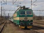 Die 162 018 am 03.04.2010 mit einem Os bei der Einfahrt in Praha  Holeovice.