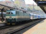 9.4.2012 9:25 ČD 162 019-4 mit einem Schnellzug (R) von Děčn hl.n. nach Praha hl.n. bei der Einfahrt in den Zielbahnhof. 