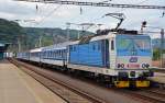 162 013 steht am 04.07.13 aufgerstet vor dem Regionalzug nach Prag im Bahnhof Decin.