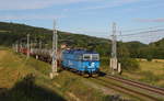 Gemischter Güterzug in Richtung Most mit der 163 216 am Ausgang des engen Bilinatales bei Bilina am 05.08.2020