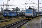 CDC 363 508-3 mit Güterzug und CD 163 085-4 als Os 3223 (Hranice na Morave – Vsetín) am Morgen des 11.August 2018 im Bahnhof Valasske Mezirici.