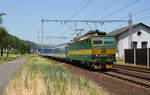 163 078 führte am 12.06.19 den R 685 nach Praha durch Dobkovice Richtung Usti nad Labem.