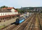 163 030-0 zu sehen mit einem Autozug am 17.07.22 in Ústí nad Labem-Střekov.