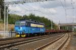 163038 Cargo ist am 11.9.2009 in Zabori nad Labem mit einem Güterzug in Richtung Kolin unterwegs.