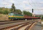163017 ist am 11.9.2009 in Zabori nad Labem mit einem Güterzug in Richtung Kolin unterwegs.