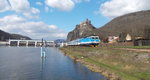 163 079-7 in Ústí nad Labem. Im Hindergrund ist die Burg Střekov zusehen und das Schiffshebewerk,24.03.2016