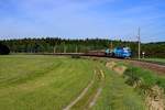 Am frühen Nachmittag kommt immer noch ein gemischter Güterzug von Tschechien herüber. Am 02. Oktober 2017 wartete ich diese Leistung an der östlichen Bahnhofseinfahrt von Summerau ab - ganz entspannt in einem Jägerstand sitzend. Nach einiger Zeit erscholl das Signalhorn der Laminatka aus den Wäldern des Grenzgebietes und 340 055 bog in gemächlicher Fahrt mit ihrem G 87553 um die Ecke. Dieser war an diesem Tage ungewöhnlich lang - Ladegut waren hauptsächlich neue Betonschwellen.