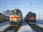 die Zweisystemlokomotive ČD 340 062 und BB Lokomotive 1142 616 am 28.11.2007 im sterreichisch-Tschechischen Grenzbahnhof Summerau