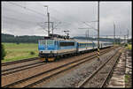 Verspätet durchfährt hier der Ex 559 nach Prag mit Zuglok 362052-3 am 29.6.2021 um 11.23 Uhr den Bahnhof Chodova Plana.