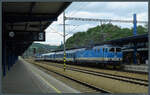 Mit dem R 766 nach Klatovy fährt 362 021-8 am 27.05.2022 in den Bahnhof Beroun ein.
