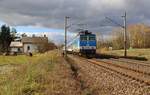 362 086-1 mit dem R 611 Karlex zu sehen am 30.10.17 in Chotikov.