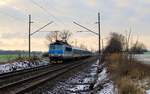 Seit dem Fahrplanwechsel am 10.12.17 fährt nun auch von Cheb über Ústí nad Labem nach Prag das neue Wagenmaterial. Hier zu sehen 362 108-3 mit Rx 613 Svatava am 18.12.17 bei Vokov.