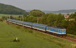 Die Zweisystemlokomotive 362 021 war am frühen Morgen des 27. Mai 2018 mit dem R971  Gustav Brom  von Havlíčkův Brod nach Brno hl.n.unterwegs und wurde von mir in Čebín fotografiert.