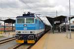 362 120-8 mit R 768 in ihrer neuen Farbgebung ist am 06.09.19 in Plzeň hl.n. zu sehen.