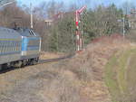 CD Lok 362 084 passiert das Einfahrt-Signal des Bahnhofs Hermanicky auf ihrem Weg von Böhmisch Budweis nach Prag.