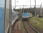 Zugbegegnung in Jesetice. Lok 362 123-3 mit dem Schnellzug Praha - Veseli nad Luznici kreuzt in Jesetice einem kurzen Personenzug mit Lok 362 046. Ohne Bahnsteig in einen Zug einsteigen fordert wohl einiges an Übung. Auch dieser Bahnhof wird bald durch eine Neubaustrecke ersetzt.
Jesetice, 27. Feb. 2017, Foto aus dem fahrenden Zug.