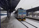 362 120-8 ist am 23.01.16 mit einem Schnellzug in Čerčany zu sehen.